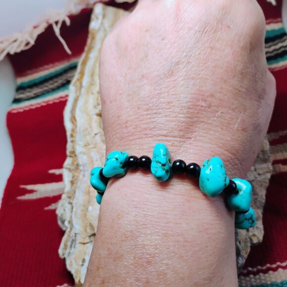 Chunky Rough Polished Natural Turquoise & Black Beaded Stretch Bracelet - Picture 6 of 7